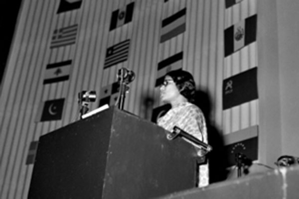 n Palais de Chaillot, la india Lakshmi Menon se dirige a la Asamblea General antes de la aprobación de la Declaración Universal de Derechos Humanos, en París (Francia), el 9 de diciembre de 1948. Foto ONU/MB.