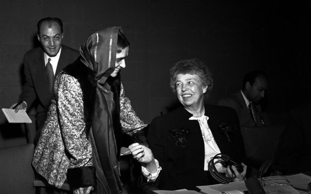 Hansa Mehta, de la India (a la izquierda), con Eleonor Roosevelt, de Estados Unidos, antes de una sesión de la Comisión de Derechos Humanos de las Naciones Unidas, en Lake Success (Nueva York), en junio de 1949. Foto ONU/Marvin Bolotsky.