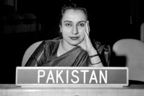 BEGUM SHAISTA IKRAMULLAH, delegada del Pakistán ante la Tercera Comisión de las Naciones Unidas. En la fotografía, se encuentra en el Salón de la Asamblea General, en Nueva York, en diciembre de 1956. Foto ONU.