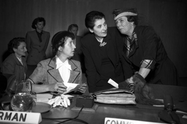 MARIE-HÉLÈNE LEFAUCHEUX de Francia (a la izquierda), Presidenta de la Comisión de la Condición Jurídica y Social de la Mujer; Mary Sutherland, del Reino Unido, y Olive Remington Goldman, de los Estados Unidos de América, en Lake Success (Nueva York), en enero de 1948. Foto ONU/MB.